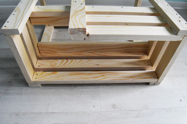 Attaching-the-top-bed-frame Attaching the top bed frame
