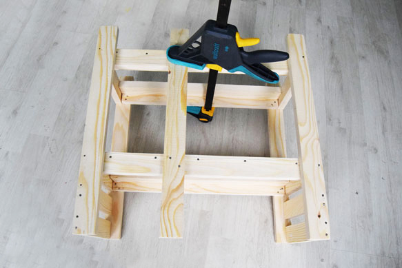 Fitting-the-ladder-support Fitting the ladder support