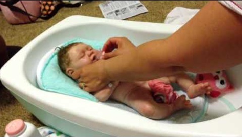 reborn-baby-doll-bathing-1